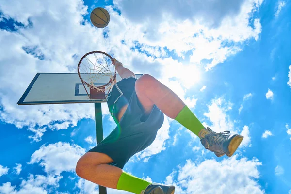 Basketbalový Hráč Hází Míč Koše Proti Modré Obloze — Stock fotografie