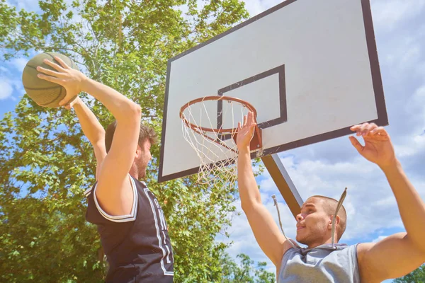 Couple Guys Playing Basketball — Stock Photo, Image