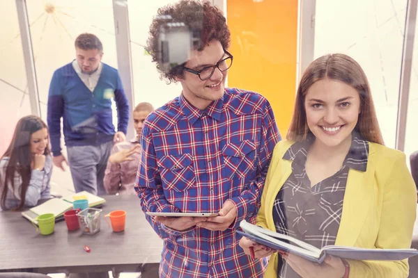 Retrato Grupo Inicialização Pessoas Criativas Tendo Uma Reunião Com Laptop — Fotografia de Stock