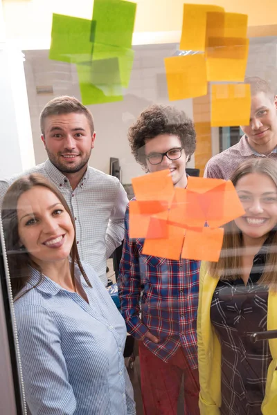 Genç Yaratıcı Girişimci Adamları Modern Ofiste Buluşup Cam Yapıştırmalı Planlar — Stok fotoğraf