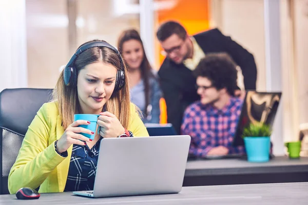 Porträtt Autostart Gruppen Kreativa Människor Att Ett Möte Med Laptop — Stockfoto