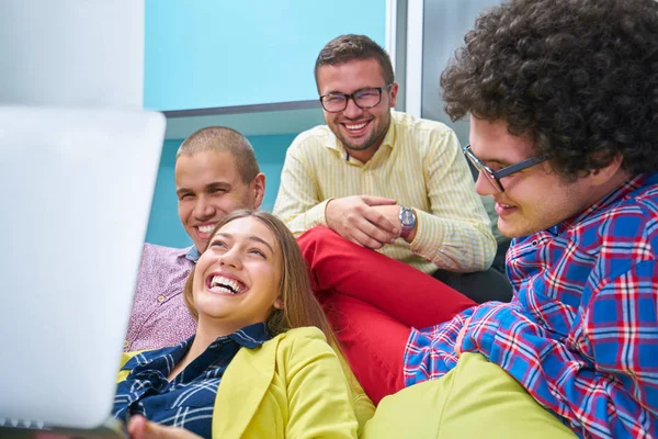 Retrato Grupo Personas Creativas Que Reúnen Con Ordenador Portátil Una — Foto de Stock