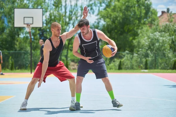Par Killar Spela Basket Utanför — Stockfoto