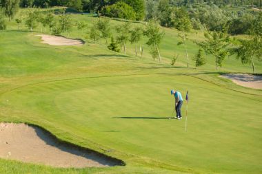 Adam yaz aylarında golf oynuyor