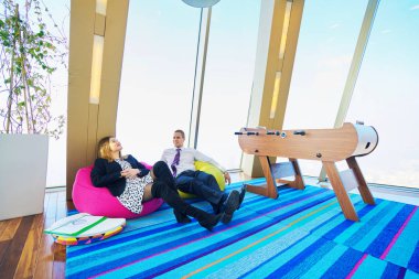 Girişimci iş adamları modern ofiste her gün çalışıyorlar.