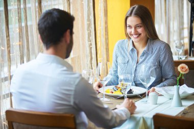 Gıda, Noel, tatil ve insanlar kavramı - Restoran çift yeme ana sahasında gülümseyen