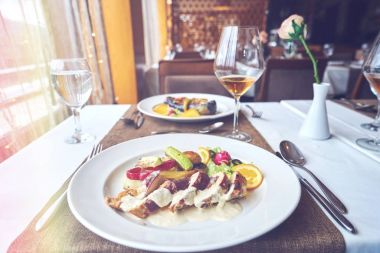 modern restaurnat, tatil kavramı karma gıda