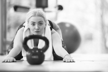 Kettlebell eğitimde modern bir spor salonu