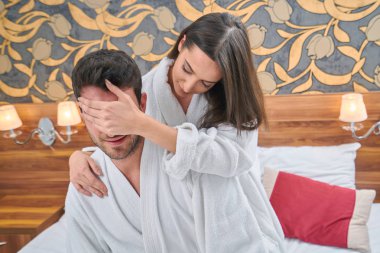 concept d'hôtel, voyages, relations et le bonheur - heureux couple au lit