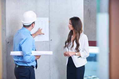 İş insanlar grup inşaat mühendisi mimar modern ofis bina planı seyir ile Toplantı