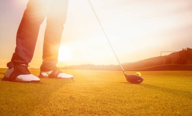 Adam oynarken Golf yaz aylarında