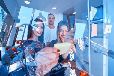 iş, başlangıç, planlama, yönetim ve insan kavramı - mutlu yaratıcı ekibi çıkartmaları office cam panosu modern ofis yazma