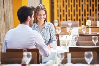 Gıda, Noel, tatil ve insanlar kavramı - Restoran çift yeme ana sahasında gülümseyen