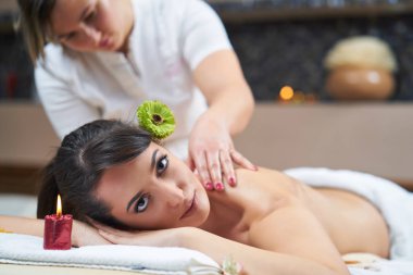Spa kadını. Kadın kozmetik merkezindeki sırt masajından zevk alıyor. Vücut bakımı, cilt bakımı, sağlık, refah, güzellik tedavi konsepti.
