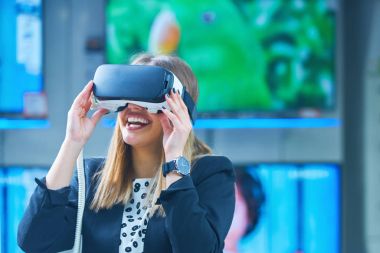 Sanal gerçeklik aygıt giyen genç kadın