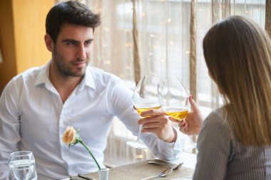 Gıda, Noel, tatil ve insanlar kavramı - Restoran çift yeme ana sahasında gülümseyen