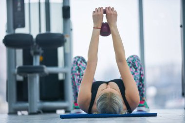 Kettlebell eğitimde modern bir spor salonu