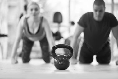 Kettlebell ile fonksiyonel fitness eğitim spor salonunda sahip grup