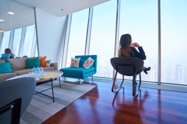 Bilgisayar ile çalışan yaratıcı genç kadın yukarıdan görüntülemek