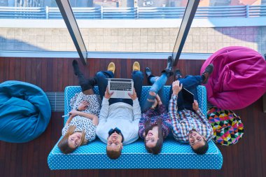 Girişimci iş adamları modern ofiste her gün çalışıyorlar.