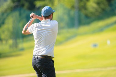 Adam yaz aylarında golf oynuyor