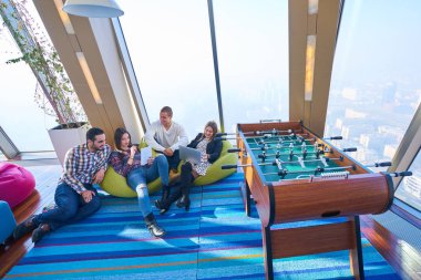 Girişimci iş adamları modern ofiste her gün çalışıyorlar.