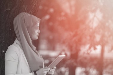 Tablet dışında kullanma hijab giyen genç kız