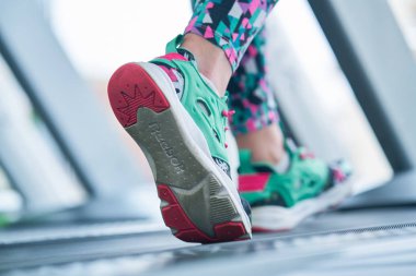 Spor salonunda treadmill çalışan spor ayakkabı kadın kas ayak