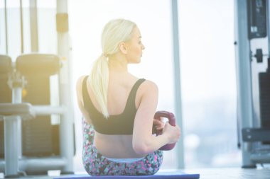 Fitness kadın kettlebell tarafından eğitim.