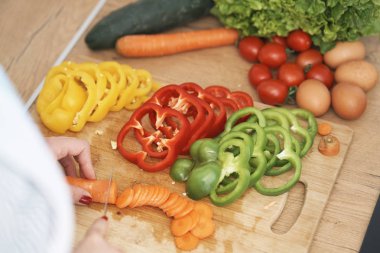 kadın mutfakta sebze yemek 