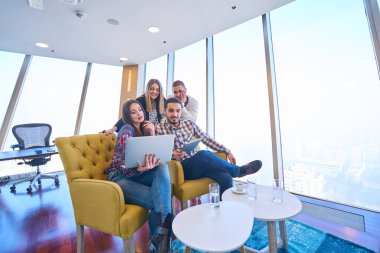 Girişimci iş adamları modern ofiste her gün çalışıyorlar.