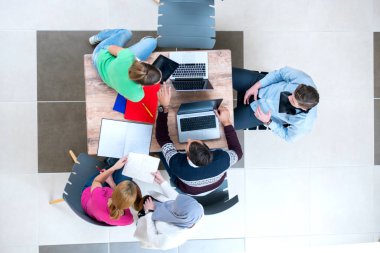 Yeni proje üzerinde ofisinde çalışan genç iş adamları. başlangıç, kavram, takım