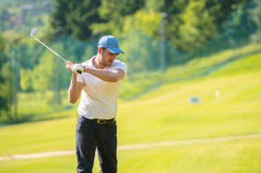 Adam yaz aylarında golf oynuyor