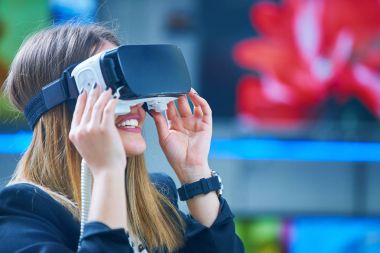 Sanal gerçeklik aygıt giyen genç kadın