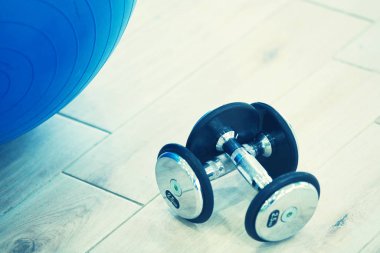 Modern spor salonunda halter satırlar