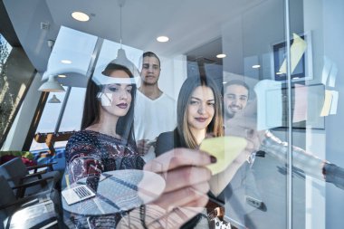 iş, başlangıç, planlama, yönetim ve insan kavramı - mutlu yaratıcı ekibi çıkartmaları office cam panosu üzerinde yazma
