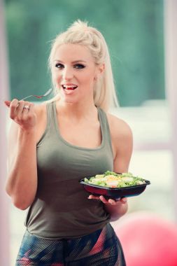 sağlıklı genç kadın yeme sebze yeşil salata vasıl jimnastik salonu