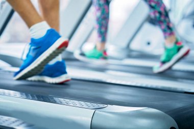 Spor salonunda treadmill çalışan spor ayakkabı kadın kas ayak