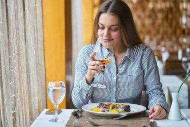 Gıda, Noel, tatil ve insanlar kavramı - Restoran çift yeme ana sahasında gülümseyen