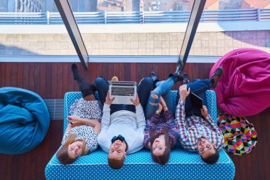 Girişimci iş adamları modern ofiste her gün çalışıyorlar.