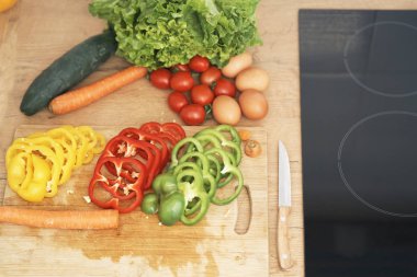 Mutfak masasında salata için taze sebze.