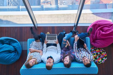 Girişimci iş adamları modern ofiste her gün çalışıyorlar.