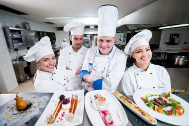 Mutfak Şef genç ile yapım çöller çırak