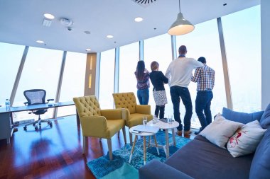 Girişimci iş adamları modern ofiste her gün çalışıyorlar.