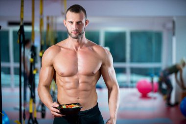 salata yemek salonunda vücut geliştirmeci 