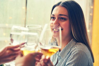 boş zaman, kutlama, içecekler, insanlar ve tatil kavramı - mutlu çift ve bardak şarap restoranda tungur arkadaşlar