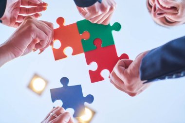 Grup montaj parçalı bulmaca ve temsil takım destek ve yardım kavramı modern ofis iş adamları