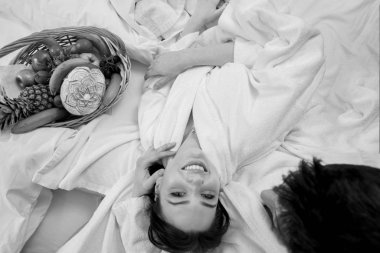 Çift rahatlatıcı meyve sepeti, zevk ile yataklar