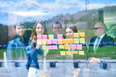 tartışmak ve kavramı planlama iş adamları. Ön cam duvar marker ve çıkartmaları. Başlangıç office.