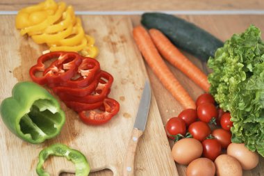 Mutfak masasında salata için taze sebze.